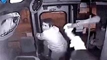 لحظه گیر افتادن دزد بدشانس در اتوبوس!