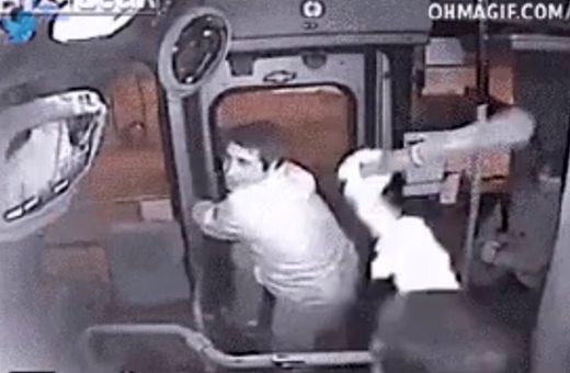 لحظه گیر افتادن دزد بدشانس در اتوبوس!