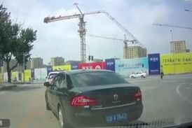 لحظه وحشتناک سقوط جرثقیل در خیابان
