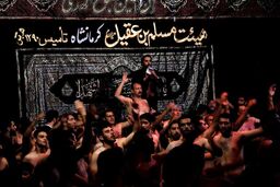 مراسم سینه زنی شب تاسوعا در هیئت مسلم ابن عقیل با مداحی حاج محمد علی رحمانی