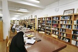 حال و هوای کتابخوانی در کتابخانه ای در دل یک روستا