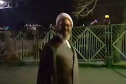 آوازخوانی یک روحانی در پشت صحنه برنامه زنده تلویزیونی