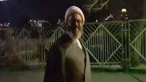 آوازخوانی یک روحانی در پشت صحنه برنامه زنده تلویزیونی