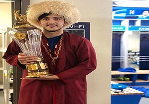 حضور سردار آزمون با لباس ترکمنی در جشن قهرمانی زنیت