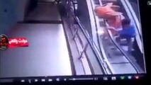 لحظه هولناک سقوط کودک از آغوش مادرش روی پله برقی