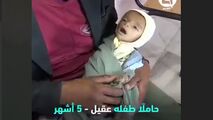 لحظاتی دردناک از تلاش پدر یمنی برای نجات جان کودک شیرخواره‌اش