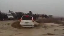 لحظه غرق شدن خودرو در هندیجان 