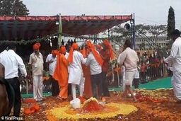 انفجار بادکنک‌های رنگی مراسم مذهبی هندی‌ ها را بهم ریخت