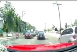 عاقبت شوکه‌کننده صحبت با موبایل موقع عبور از خیابان! 