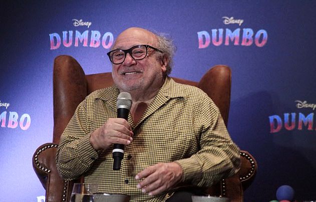 زمین خوردن کمدین مشهور آمریکایی روی سن