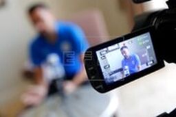مصاحبه اختصاصی عادل فردوسی‌پور با ژاوی در فرودگاه امام