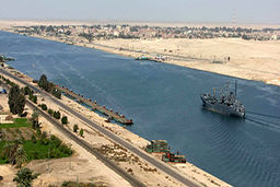 لحظه عبور یک کشتی باری غول پیکر از کانالی باریک + فیلم