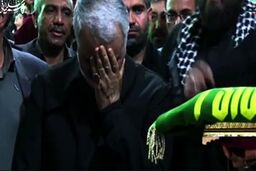 تبرک جستن حاج قاسم سلیمانی به پرچم حرم امام رضا (ع)