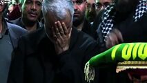 تبرک جستن حاج قاسم سلیمانی به پرچم حرم امام رضا (ع)