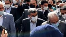 فیلم/ بالا رفتن احمدی‌نژاد از نرده‌ها برای پاسخ به ابراز احساسات هوادارانش 