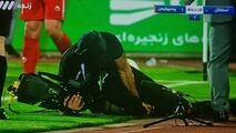 
پرتاب سنگ هوادارای استقلال خوزستان به بازیکن خودی!
