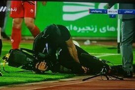 
پرتاب سنگ هوادارای استقلال خوزستان به بازیکن خودی!
