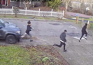 تعقیب و گریز عجیب یک خودروی شاسی بلند و چند عابر پیاده