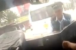 راننده خلاف‌کاری که افسر پلیس را با خود برد