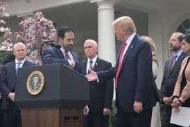 فیلم| خودداری یکی از سخنرانان کاخ سفید از دست دادن با ترامپ 