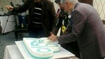 فیلم/ برش کیک توسط دکتر کلانترهرمزی در هتل پارسیان کرمانشاه