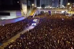  عبور آمبولانس از بین جمعیت میلیونی شبیه عبور حضرت موسی(ع) از رود نیل