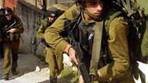 هتک حرمت نظامیان رژیم صهیونیستی به پیکر یک شهید فلسطینی
