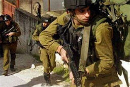 هتک حرمت نظامیان رژیم صهیونیستی به پیکر یک شهید فلسطینی