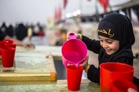 مهمان‌نوازی کودک خردسال از زائران اربعین حسینی