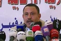 کفش پرتاب کردن یک خبرنگار به سمت وزیر فراری یمن