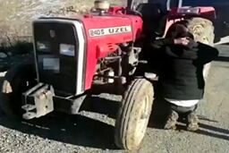 
کشف ۲۵۰ کیلوگرم حشیش از یک تراکتور + فیلم