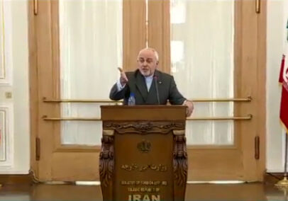 شوخی وزیر امور خارجه با خبرنگاران: ننویسید ظریف عصبانی بود؛ من اگر داد نزنم صدایم به شما نمی‌رسد