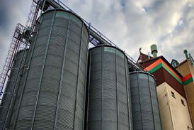 لحظه سقوط سیلو روی بیل مکانیکی 