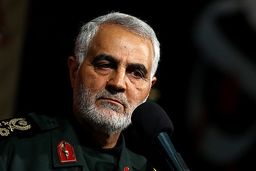 ارتباط صمیمانه سردار سلیمانی با اقشار مختلف مردم در مراسم ختم مادر همسرش 