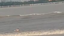 لحظه وحشتناک غرق شدن شناگر چینی توسط امواج رودخانه! 
