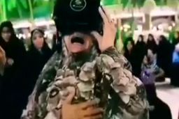 واکنش زائران به بازخوانی قیام کربلا در بین الحرمین