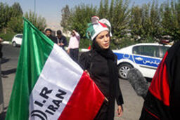  حضور زنان مقابل ورودی شرقی استادیوم آزادی