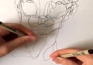 هنرمندی که با دو دست پرتره‌های دیدنی می‌کشد