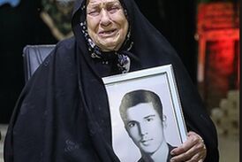 گریه مجری روی آنتن زنده پس از لالایی خواندن مادر شهید پیرهادی