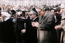 فیلم کمتر دیده شده از نماز خواندن عجیب سفیران انگلیس و آمریکا درصف اول نماز جمعه تهران! 