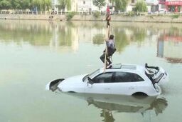بی‌احتیاطی راننده منجر به غرق شدن خانواده‌اش شد