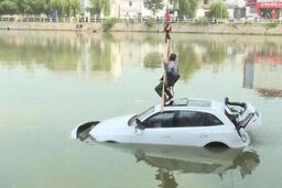 بی‌احتیاطی راننده منجر به غرق شدن خانواده‌اش شد