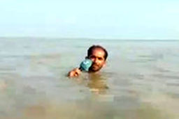 گزارشگر پاکستانی روی دست «حسینی‌بای» زد!