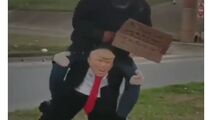 شیوه درآمدزایی جالب با عروسک ترامپ!