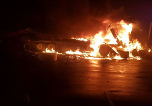 آتش سوزی تریلی پس از برخورد با بار سوخت