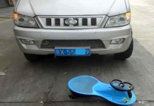 صحنه دردناک زیر گرفتن کودک در حال بازی