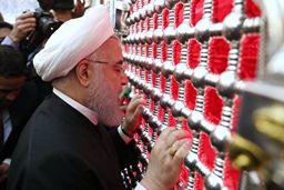 تشرف روحانی به حرم امام علی(ع)