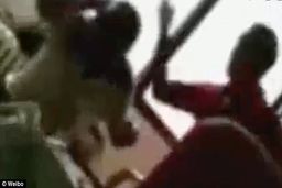 خشم کاربران از رفتار بی شرمانه مرد جوان با پدرش