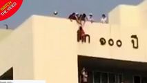 لحظه وحشتناک آویزان شدن کودک از سقف بیمارستان!