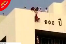 لحظه وحشتناک آویزان شدن کودک از سقف بیمارستان!